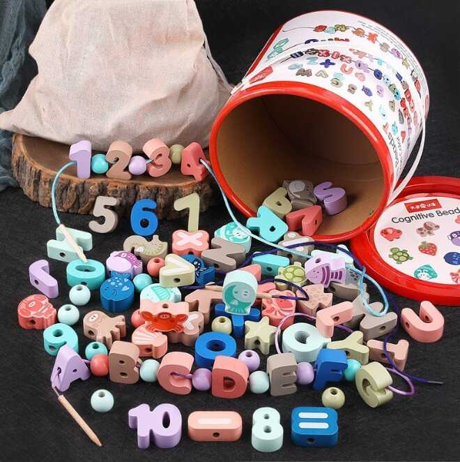 Дерев’яна шнурівка C 74422 (24) тварини, букви англійського алфавіту, цифри й арифмет. знаки, намистини, шнурки з дерев’яним краєм, мішечок, у відрі