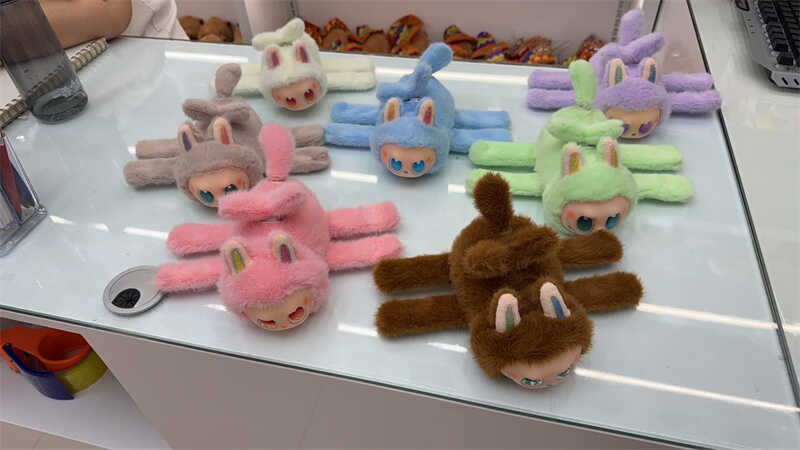 М`яка іграшка-браслет M 19502 (300) ЦІНА ЗА 1 ШТУКУ, 2 заводні механізми: обертання хвостика і рух крилець, чіпляється на руку, ВИДАЄТЬСЯ ТІЛЬКИ МІКС 