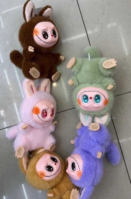 М`яка іграшка-брелок M 19490 (400) ЦІНА ЗА 1 ШТУКУ,висота 15 см,гумове обличчя,карабін,заводний механізм, голова та кінцівки обертаються на 360°